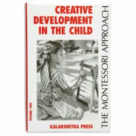 Το βιβλίο εκπαίδευσης Montessori 549500 Creative Development In The Child: Volume 2, σε λευκό φόντο.