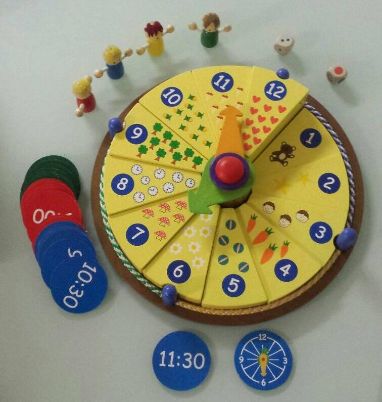 Το ξύλινο εκπαιδευτικό ρολόι Beleduc 22397 με τους κινητούς δείκτες και τις αριθμητικές δραστηριότητες.