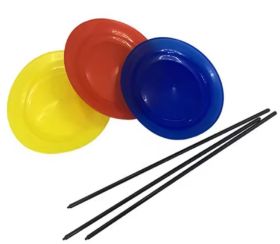 Τρία πλαστικά πιάτα ζογκλέρ της Wesco σε έντονο κίτρινο, κόκκινο και μπλε χρώμα, τοποθετημένα μαζί με τα αντίστοιχα εύκαμπτα μπαστούνια στήριξης σε λευκό φόντο.