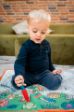 Παιδί που χρωματίζει τον τάπητα του 31630 DuJardin Coloreo Baby με το μαρκαδόρο νερού που περιλαμβάνεται.