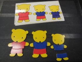 Οι πολύχρωμες φιγούρες του 1, 2, 3 Ploum Nathan – Ξύλινο Παιχνίδι Ταξινόμησης Μεγέθους & Χρώματος (Κωδ. 375048) στην κατάλληλη διάταξη, αντιγράφοντας μία κάρτα δραστηριοτήτων, για παιδιά από 2 ετών.