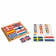Η ξύλινη κασετίνα και οι σημαίες του 383200 Nienhuis Montessori-Flag Puzzle of Europe, σε λευκό φόντο.