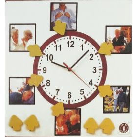 Μεγάλο ξύλινο εκπαιδευτικό ρολόι Goula 55500 με έγχρωμες απεικονίσεις καθημερινών δραστηριοτήτων και μεγάλους δείκτες για την εκμάθηση της ώρας.