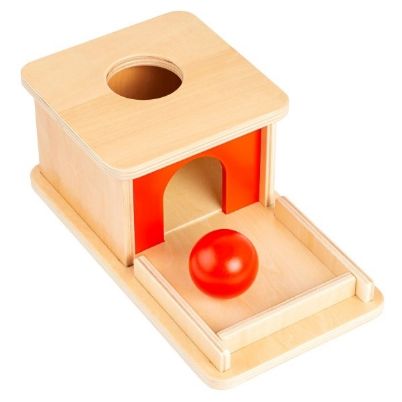 Το ξύλινο παιχνίδι Montessori με το χαρακτηριστικό κόκκινο μπαλάκι 90199 Educo Κουτί με Μπαλάκι 1 , για παιδιά από 6 μηνών, σε λευκό φόντο.
