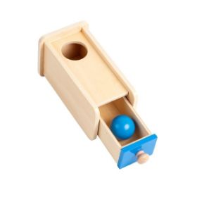Το ξύλινο παιχνίδι Montessori με το χαρακτηριστικό γαλάζιο μπαλάκι και το γαλάζιο συρτάρι 90201 Educo Κουτί με Μπαλάκι 2, ιδανικό για παιδιά από 1 έτους, σε λευκό φόντο.ι