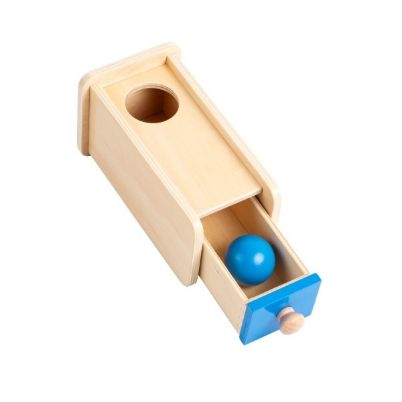 Το ξύλινο παιχνίδι Montessori με το χαρακτηριστικό γαλάζιο μπαλάκι και το γαλάζιο συρτάρι 90201 Educo Κουτί με Μπαλάκι 2, ιδανικό για παιδιά από 1 έτους, σε λευκό φόντο.ι