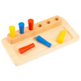 Η ξύλινη βάση και οι 6 χρωματιστές σφήνες του ξύλινου παιχνιδιού Montessori για την ανάπτυξη της λεπτής κινητικότητας 90204 Educo Place the Pin, για παιδιά από 1 έτους, σε λευκό φόντο.