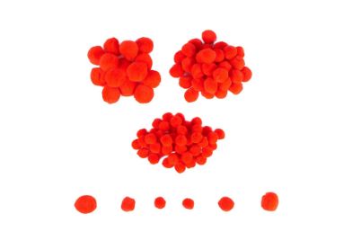 Μια συλλογή από 100 μαλακά κόκκινα pom-pom σε λευκό φόντο. Η εικόνα δείχνει τρεις πυκνές ομάδες από χνουδωτά σφαιρίδια και μια οριζόντια σειρά στο κάτω μέρος που αναδεικνύει τη διαβάθμιση μεγεθών, από πολύ μικρά έως μεγαλύτερα pom-pom.