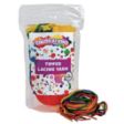 Η διάφανη συσκευασία "Colorations Tipped Lacing Yarn" που περιέχει τα 100 χρωματιστά κορδόνια, δίπλα σε μια στοίβα από πολύχρωμα νήματα με σκληρυμένες άκρες.