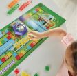 Κοντινό πλάνο σε παιδί που παίζει με το Learning Resources HM95400 Numberblocks Pattern Match.