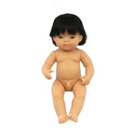 Η ρεαλιστική πλενόμενη κούκλα ασιάτης Miniland 31055 ύψους 38cm σε καθιστή στάση.