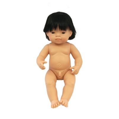 Η ρεαλιστική πλενόμενη κούκλα ασιάτης Miniland 31055 ύψους 38cm σε καθιστή στάση.