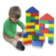 Παιδί που τοποθετεί πολύχρωμα τουβλάκια Miniland 32470 φτιάχνοντας μία σύνθεση.