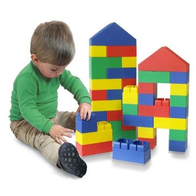 Παιδί που τοποθετεί πολύχρωμα τουβλάκια Miniland 32470 φτιάχνοντας μία σύνθεση.