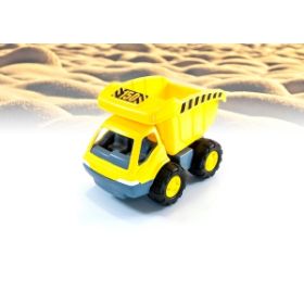 Το φορτηγό 45150 τοποθετημένο σε εξωτερικό χώρο, δείχνοντας το μέγεθός του (45cm μήκος).