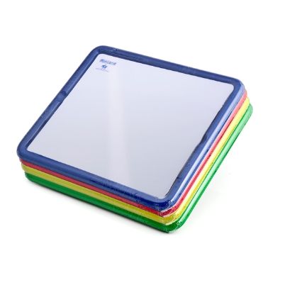 Τα μαγνητικά πινακάκια της Miniland 97930 σε διαφορετικά χρώματα, σε στοίβα.