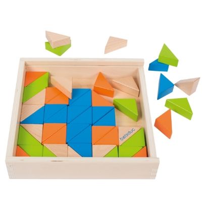 Η ξύλινη κασετίνα Beleduc 21060 με τα 50 χρωματιστά τρίγωνα και τις κάρτες μοτίβων.