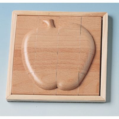 Το ξύλινο ανάγλυφο παζλ Beleduc 30215 σε σχήμα μήλου με τα σκαλισμένα κομμάτια του.