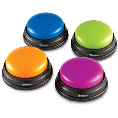Τα 4 Learning Resources LER3777 Answer Buzzer στα διαφορετικά διαθέσιμα χρώματα και ήχους, για παιδιά από 3 ετών, σε λευκό φόντο.