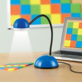 Η ψηφιακή κάμερα και προτζέκτορας Learning Resources LER4427 Interactive Project Camera, για παιδιά από 5 ετών, σε γραφείο έτοιμο για χρήση.