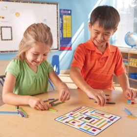 Ένας παίκτης που χρησιμοποιεί τα ξυλάκια και τους κύβους του LΕR9279 για να αναπαραστήσει το μοτίβο μιας κάρτας.