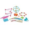 Οι κάρτες και τα 120 τεμάχια Learning Resources LER1773 Skeleton Geo-Shapes γεωμετρίας και κατασκευών για παιδιά από 6 ετών, σε λευκό φόντο.