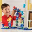 Παιδί που δημιουργεί με τα 77 τεμάχια του Learning Resources LER9217 Gears! Space Explorer Building Set (Γρανάζια Διάστημα), για παιδιά από 4 ετών.
