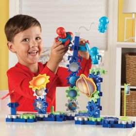 Παιδί που δημιουργεί με τα 77 τεμάχια του Learning Resources LER9217 Gears! Space Explorer Building Set (Γρανάζια Διάστημα), για παιδιά από 4 ετών.