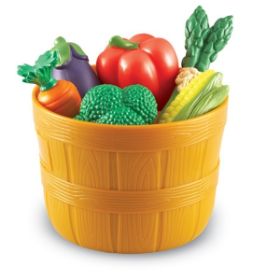 Το πλαστικό καλάθι Learning Resources LΕR9721 γεμάτο με τα 10 πολύχρωμα λαχανικά.