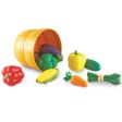 Το πλαστικό καλάθι Learning Resources LΕR9721 και τα 10 πολύχρωμα λαχανικά, ιδανικά για παιχνίδι μίμησης παιδιών από 2 ετών, σε λευκό φόντο.