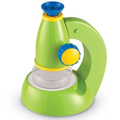 Το πράσινο εκπαιδευτικό εργαλείο stem Learning Resources LER2760 GeoSafari Jr. Μικροσκόπιο, για παιδιά από 3 ετών, σε λευκό φόντο.