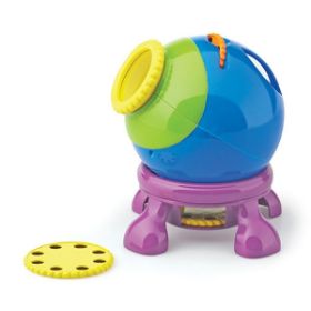 Ο LΕR2830 Προτζέκτορας Πλανητών της Learning Resources σε μπλε χρώμα με τη λαβή μεταφοράς και τους δίσκους εικόνων.