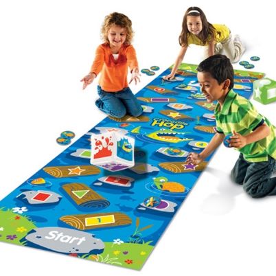 Παιδιά που πηδούν πάνω στον τάπητα $2,5\text{m}$ της Learning Resources μαθαίνοντας αριθμούς.