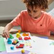 Παιδί που δημιουργεί πάνω σε χαρτί με το Learning Resources LER 2963A Μικρή Λαβίδα Αλιγάτορας (10cm).