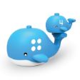 Η μπλε φάλαινα με τις 4 κουκκίδες και το φαλαινάκι με τον αριθμό 4, σε λευκό φόντο.