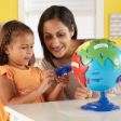 Παιδί που κουμπώνει τα κομμάτια της Learning Resources LER7735 Puzzle Globe και μαθαίνει.