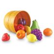Το πλαστικό καλάθι Learning Resources LΕR9720 και τα 10 πολύχρωμα φρούτα, ιδανικά για παιχνίδι μίμησης παιδιών από 2 ετών, σε λευκό φόντο.