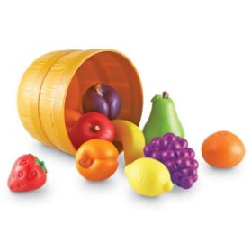 Το πλαστικό καλάθι Learning Resources LΕR9720 και τα 10 πολύχρωμα φρούτα, ιδανικά για παιχνίδι μίμησης παιδιών από 2 ετών, σε λευκό φόντο.