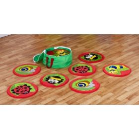 Οι Kit for Kids BN0138 – Σετ 14 Ατομικοί Τάπητες "Φύση" με Τσάντα Μεταφοράς (40x40cm), μέσα σε σχολική αίθουσα.