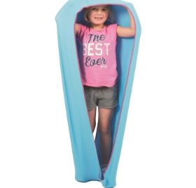 Παιδί που ασκείται με το γαλάζιο ιμάντα ενδυνάμωσης και στήριξης κορμού MEGAFORM 531342, για παιδιά από 5 ετών, σε λευκό φόντο.