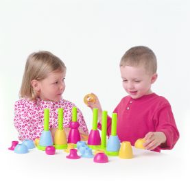 Παιδιά που ταξινομούν τα κομμάτια του Nathan 375091 Triolo στη βάση, αναπτύσσοντας τη λεπτή κινητικότητα.