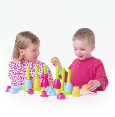 Παιδιά που ταξινομούν τα κομμάτια του Nathan 375091 Triolo στη βάση, αναπτύσσοντας τη λεπτή κινητικότητα.