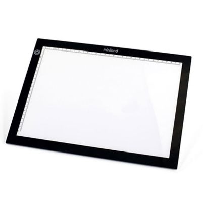 Το ελαφρύ Lightpad 95100M μεγέθους Α4, σε λευκό φόντο.