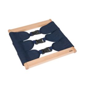 046900 Nienhuis Montessori Πλαίσιο Ντυσίματος με τρία πλαστικά κουμπώματα (αγκράφες) και σκούρο μπλε ύφασμα, τοποθετημένο σε τετράγωνο ξύλινο πλαίσιο σε λευκό φόντο.