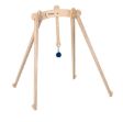Η μπάλα Batting Ball της Nienhuis Montessori αναρτημένη από την ξύλινη βάση δραστηριοτήτων, σε ιδανικό ύψος για την αλληλεπίδραση του βρέφους.