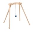 Η μπάλα Batting Ball της Nienhuis Montessori αναρτημένη από την ξύλινη βάση δραστηριοτήτων, σε ιδανικό ύψος για την αλληλεπίδραση του βρέφους.