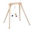Το Montessori Mobile Οκτάεδρα της Nienhuis τοποθετημένο στην ξύλινη βάση δραστηριοτήτων, αναδεικνύοντας τον τρόπο ανάρτησης και την κίνηση των γεωμετρικών σχημάτων.