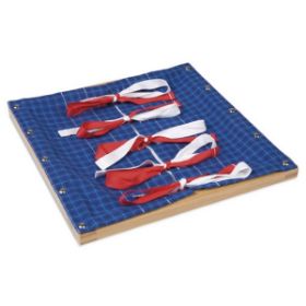 Ξύλινο πλαίσιο Montessori της Nienhuis με μπλε καρό ύφασμα και πέντε ζεύγη από κόκκινες και λευκές κορδέλες για την εκμάθηση δεσίματος φιόγκου.