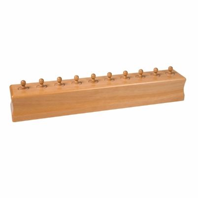 Μασίφ ξύλινο πλαίσιο Nienhuis Montessori (Block No. 4) με δέκα κυλίνδρους τοποθετημένους στις οπές τους, οι οποίοι διατηρούν σταθερή διάμετρο αλλά αυξάνονται σταδιακά σε ύψος.