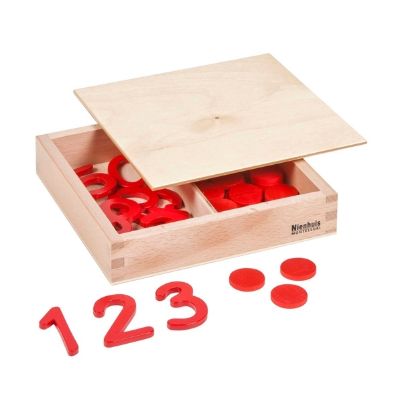Ξύλινη κασετίνα Nienhuis Montessori με δύο χωρίσματα που περιλαμβάνουν κόκκινους ξύλινους αριθμούς και δίσκους (counters), τοποθετημένους σε σειρά για την εκμάθηση των ποσοτήτων και της έννοιας μονό-ζυγό.